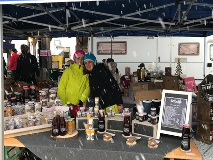 Géraldine and her daughter at their Christmas market stall